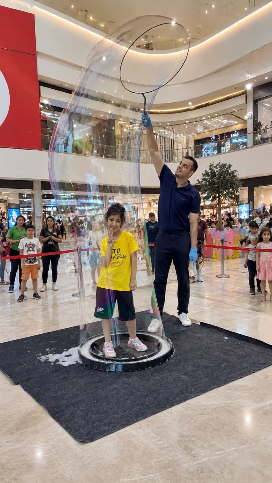 AVM etkinliğinde dev baloncuğun içindeki çocuk